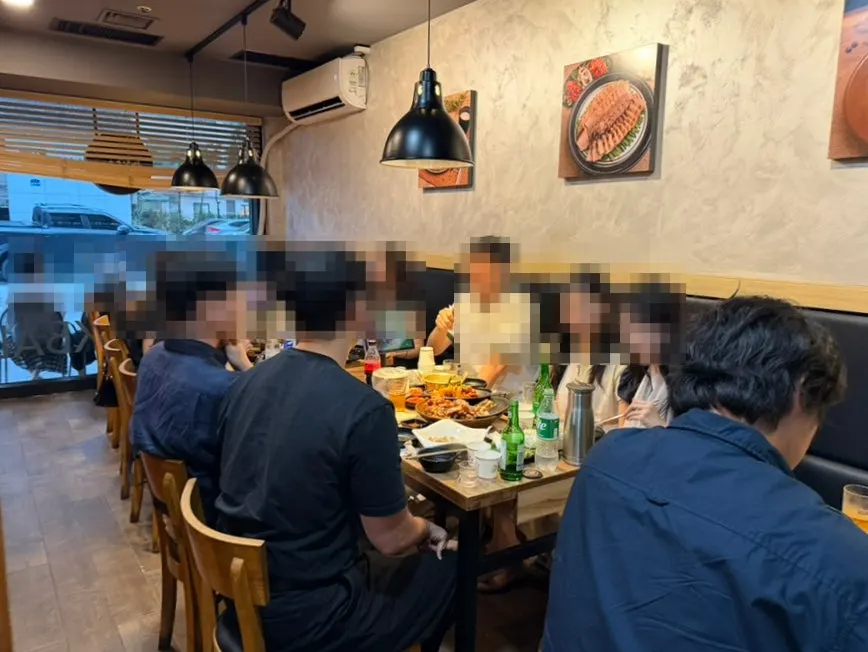 단체석이 마련된 매장 내부 전경