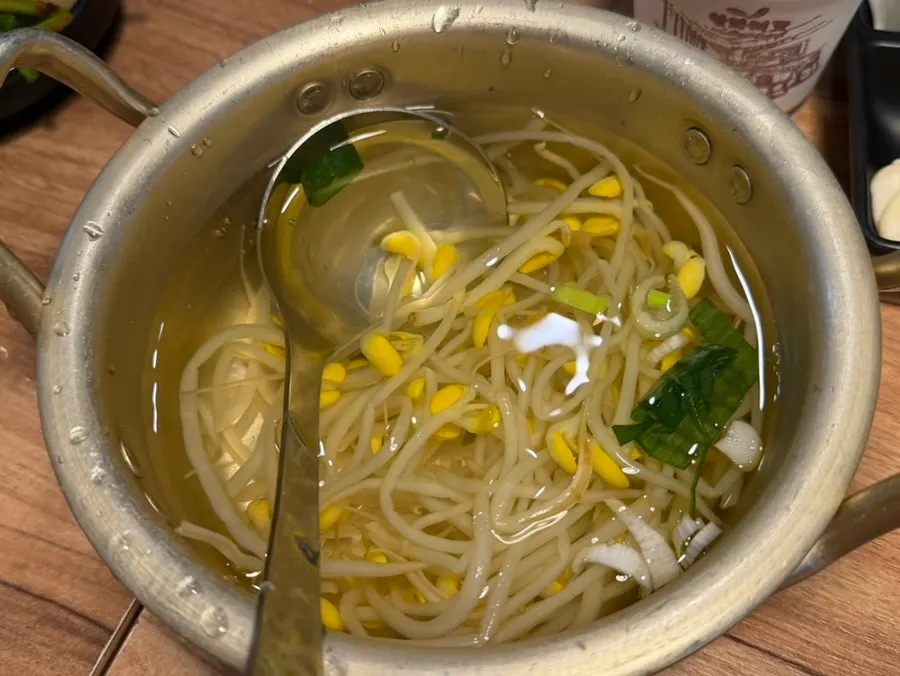 직접 담근 무김치와 부추무침 반찬