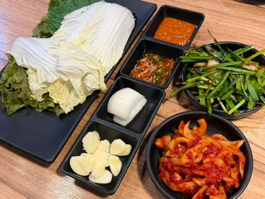 쌈 채소와 콩나물국이 놓인 기본 상차림