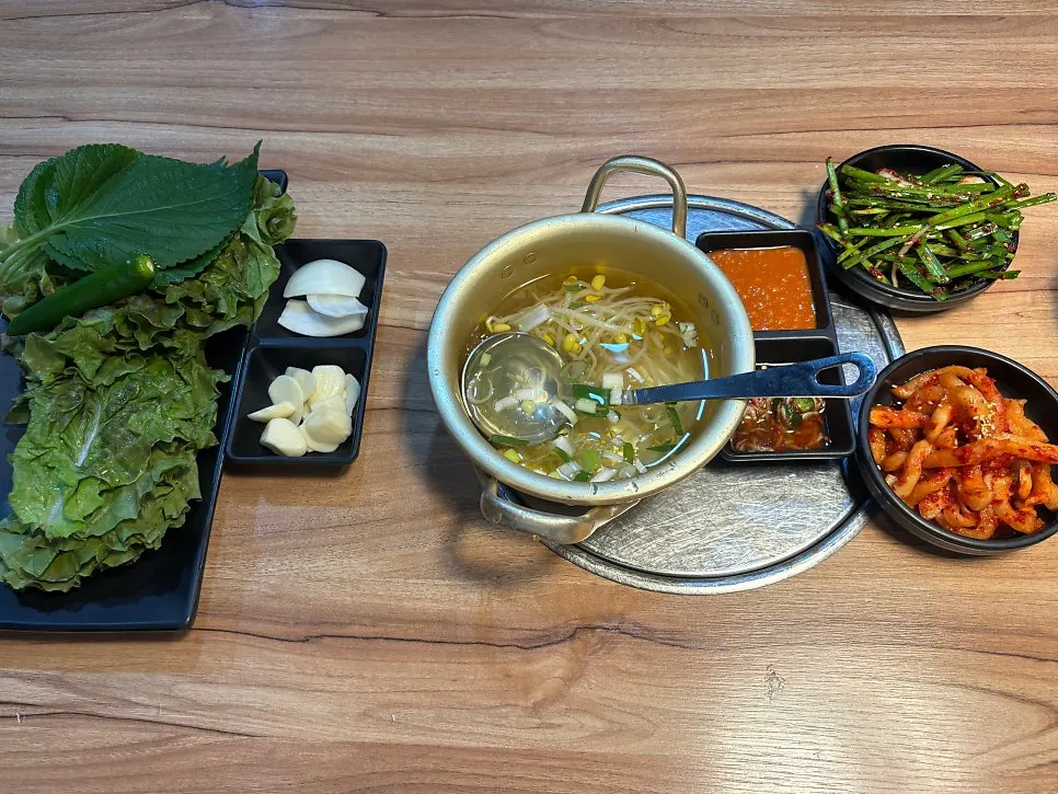 쌈 채소와 부추무침, 무말랭이 등 기본 상차림