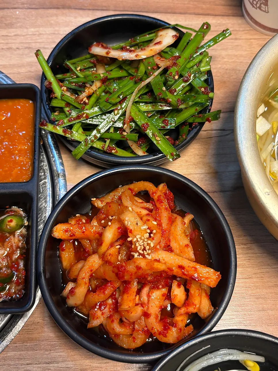 양은냄비에 끓여 나온 칼칼한 콩나물국