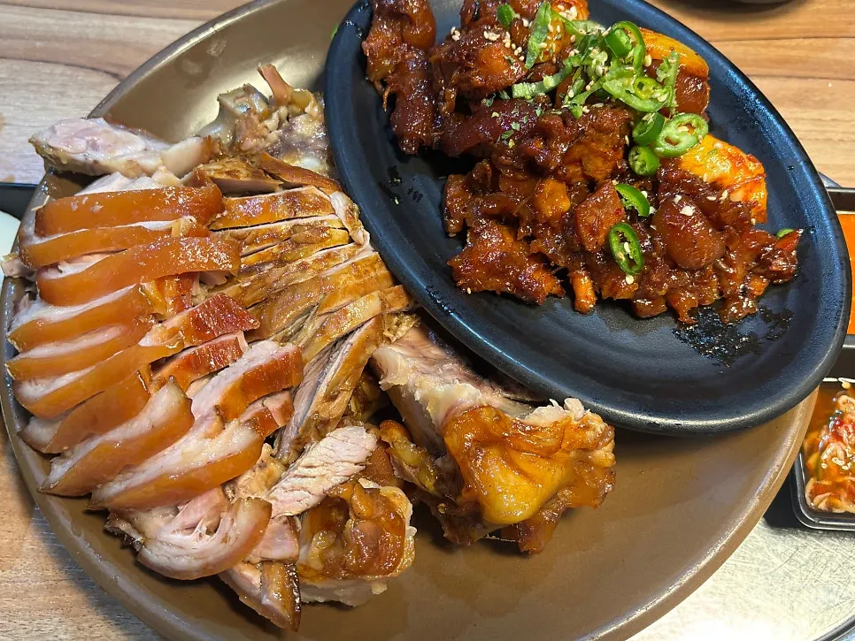 일반 족발과 직화매운족발이 담긴 반반족발