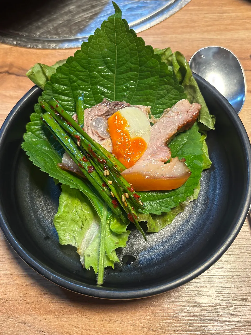 깻잎과 상추에 족발을 올린 쌈