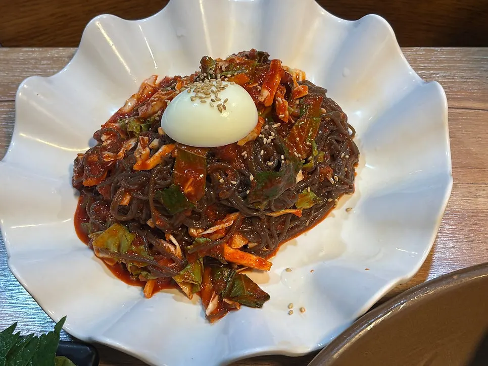 채소와 메밀면이 담긴 쟁반막국수 소