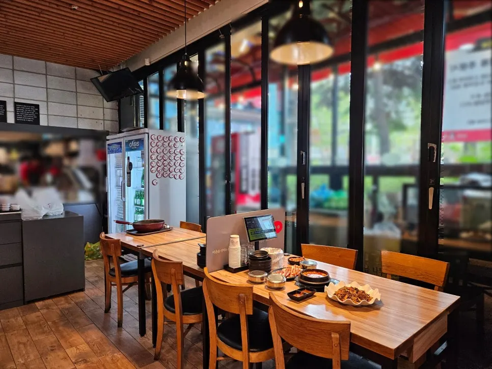 Ruang tempat duduk dalaman The Jokbal Sindorim Main Branch yang kemas dan tersusun