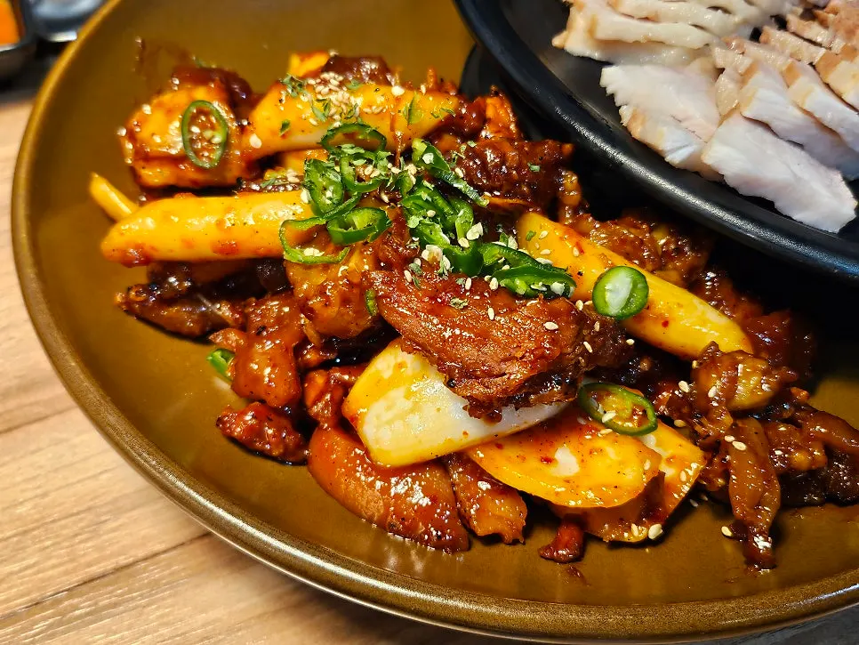 Hidangan Set A dengan jokbal pedas panggang api dan bossam sekali