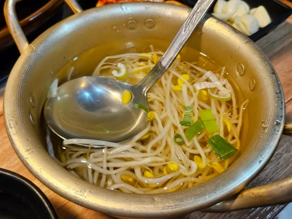 Pinggan kimchi yang dihidangkan bersama bossam