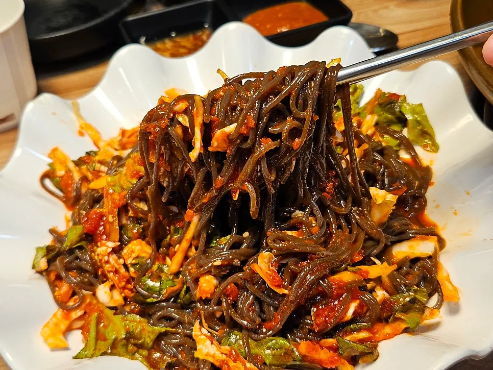 Jjaengban makguksu bersaiz kecil yang dicampur dengan sos pedas