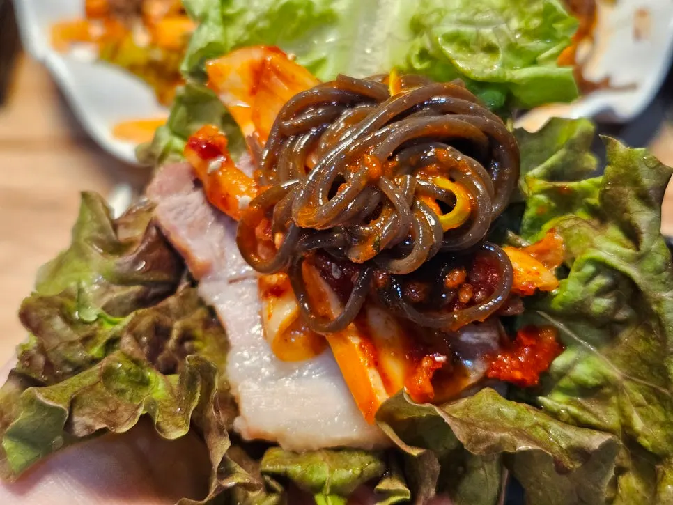Sekeping jokbal pedas panggang api dengan bau bakar