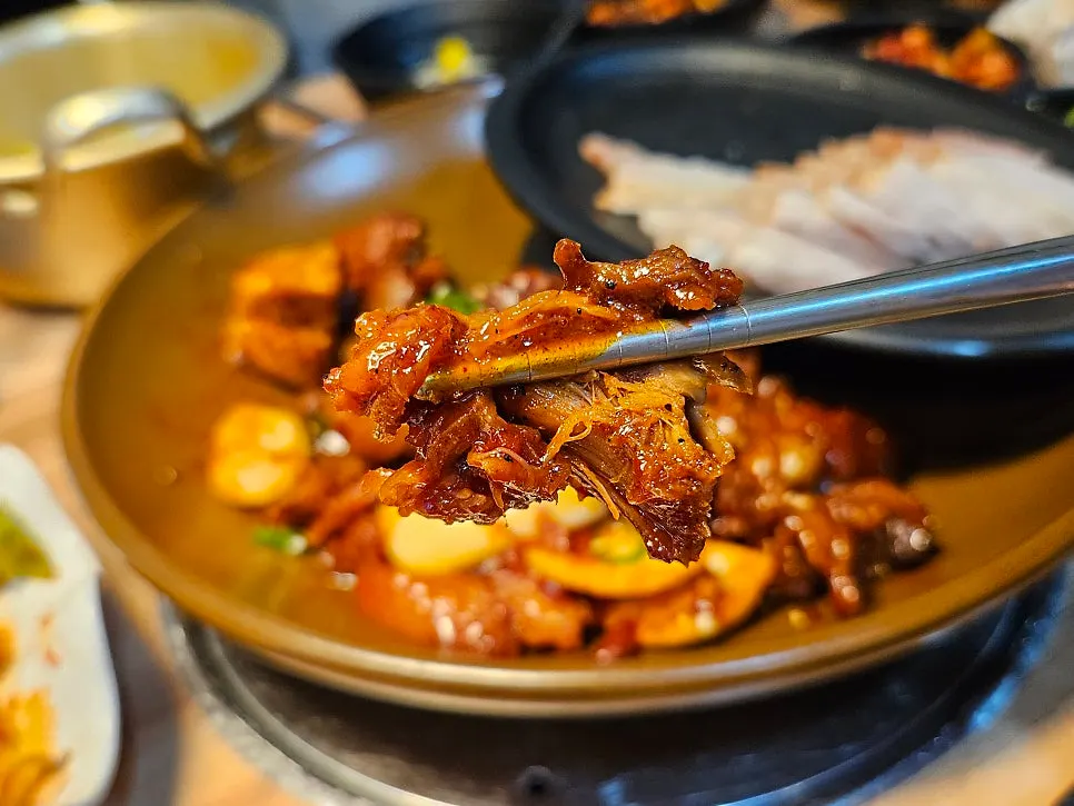Suapan bossam bersama kimchi dan makguksu