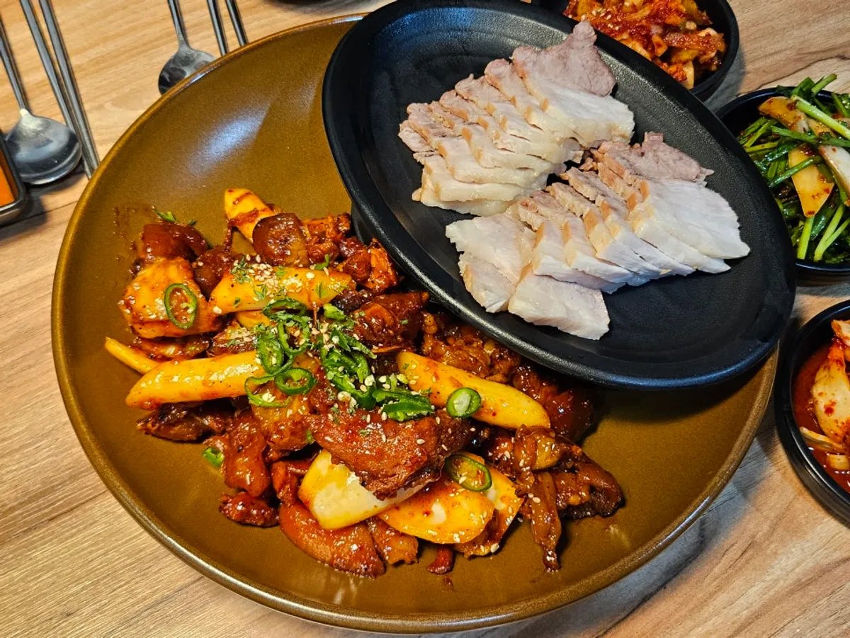 Hidangan jokbal dan bossam The Jokbal Sindorim Main Branch selepas dimakan