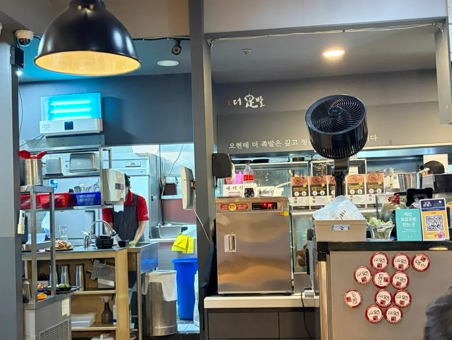 Group-friendly table seating at The Jokbal Sindorim Main Branch