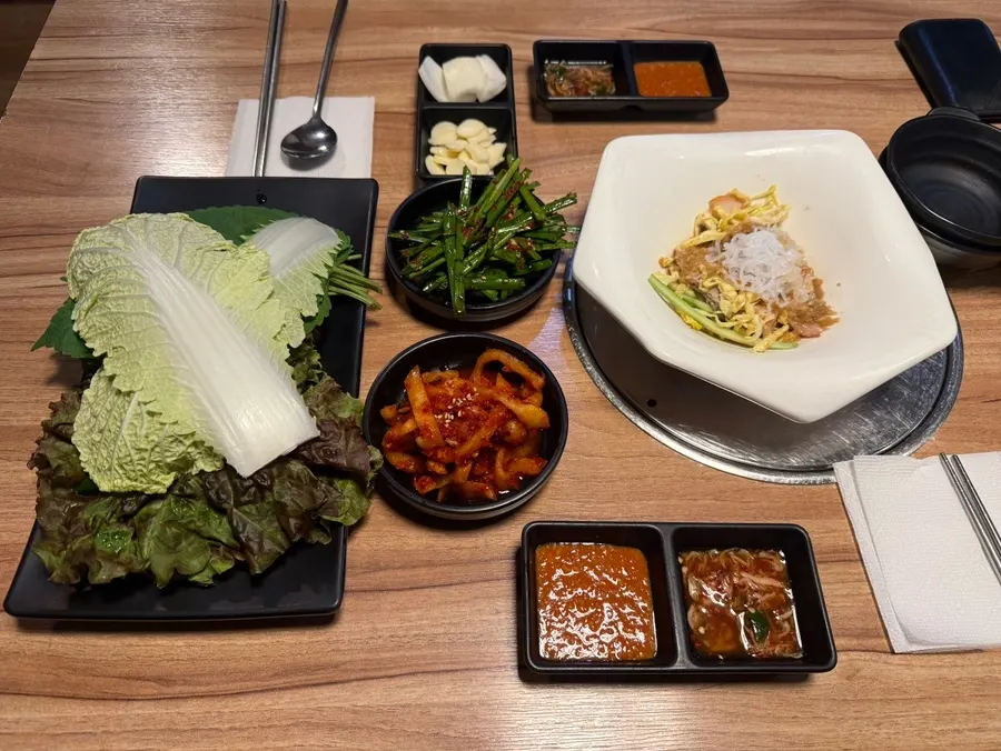 Menu board listing jokbal and bossam