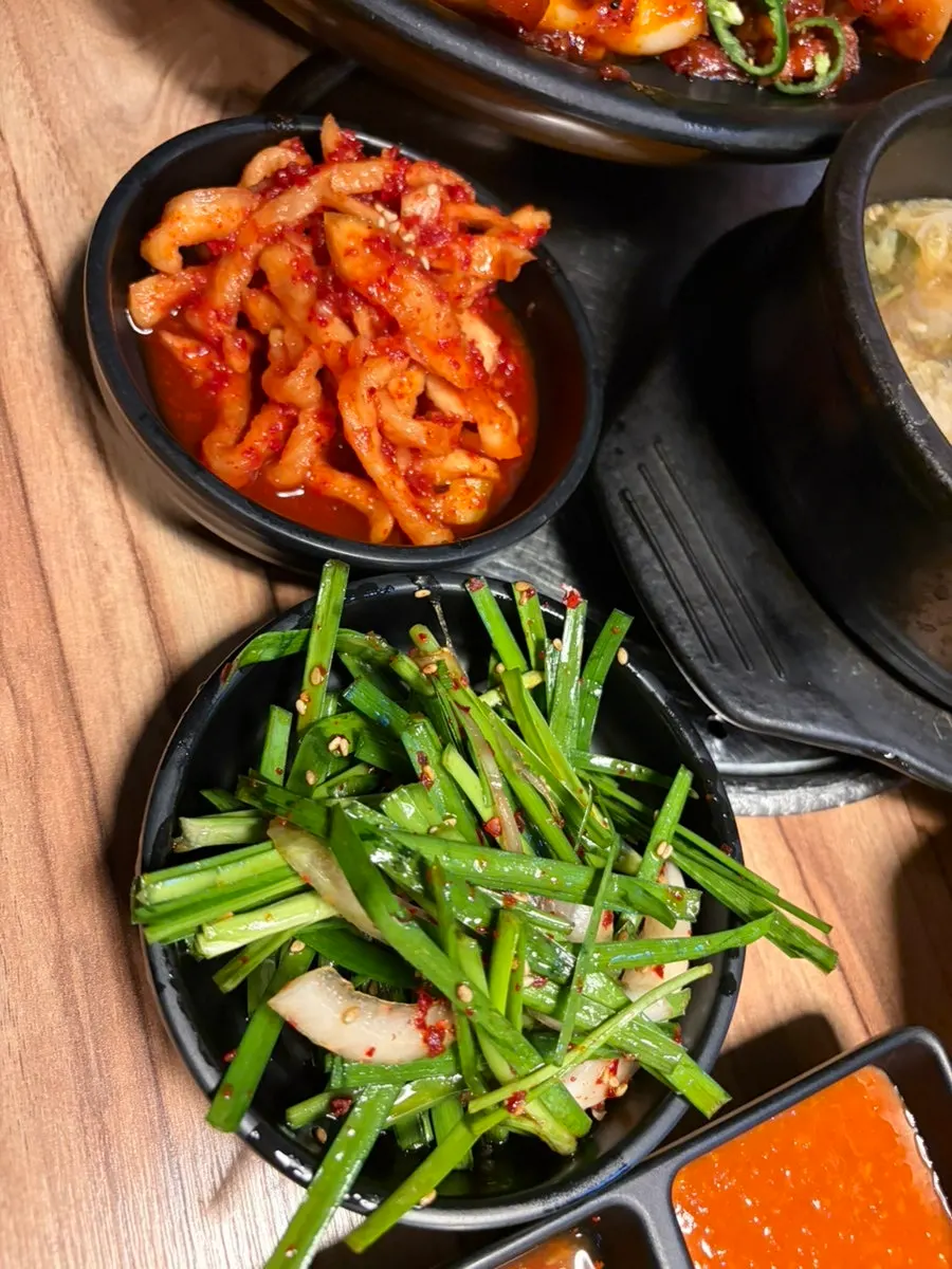 Basic side dish setting served with the jokbal