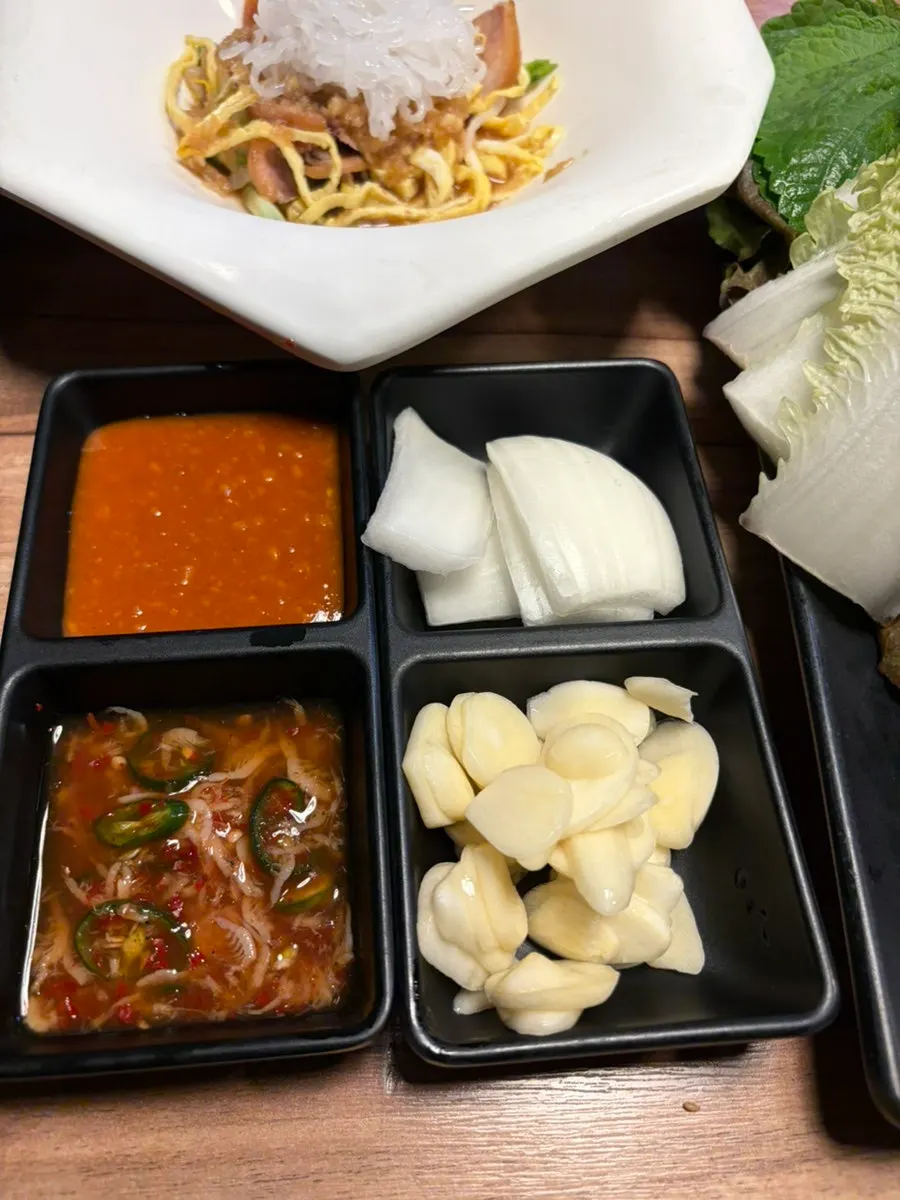 Seasoned chives and radish kimchi side dishes