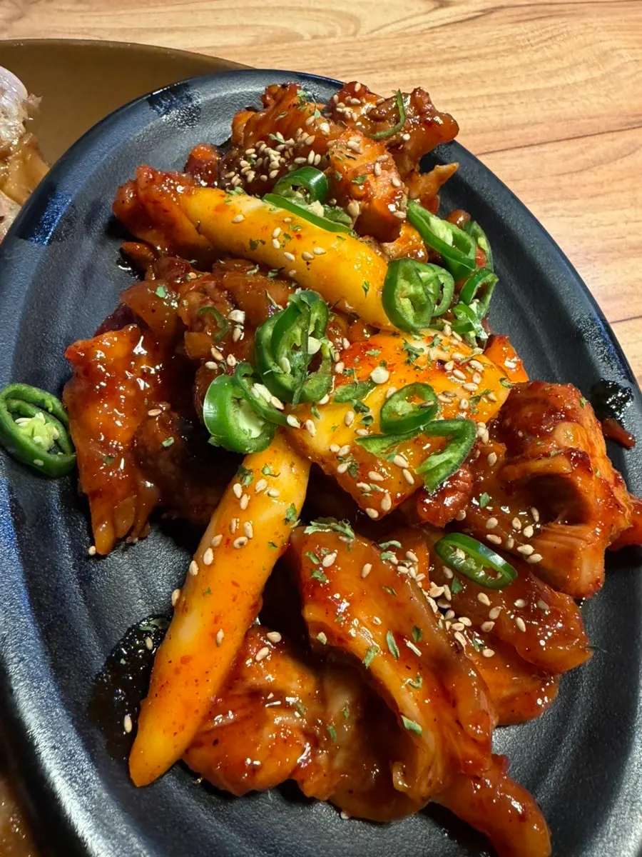Charcoal-grilled spicy jokbal coated in sauce