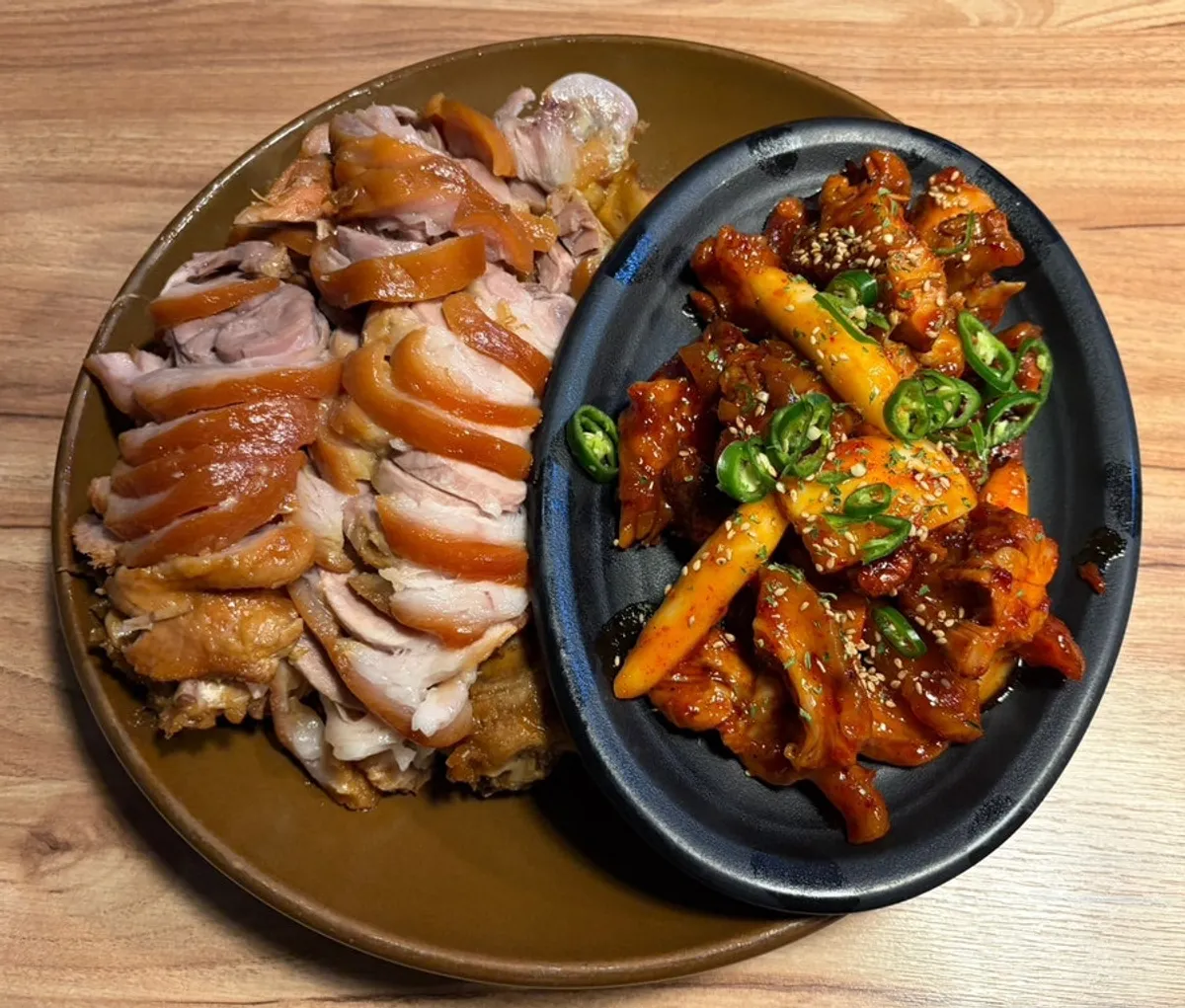 Half-and-half front leg jokbal with plain and spicy sides