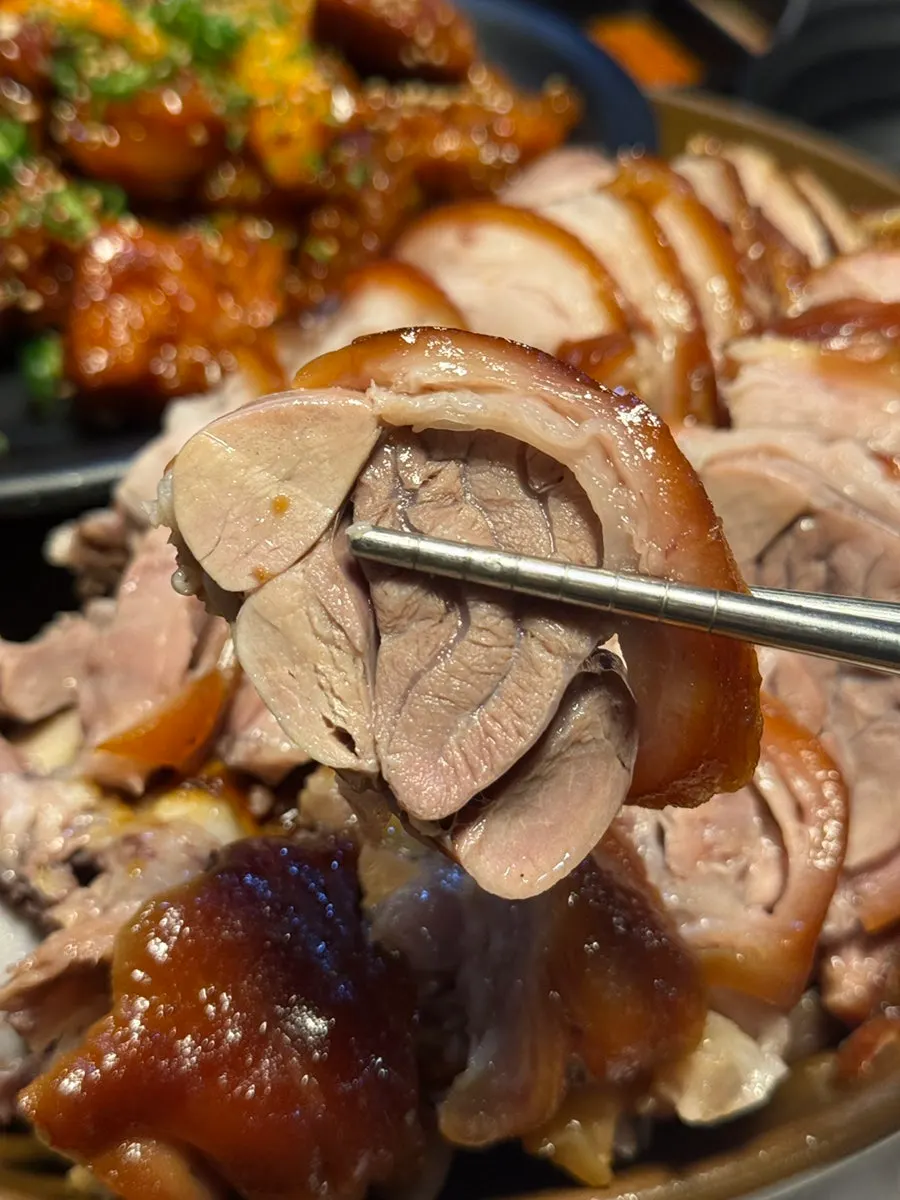 Plate of thickly sliced half-and-half jokbal