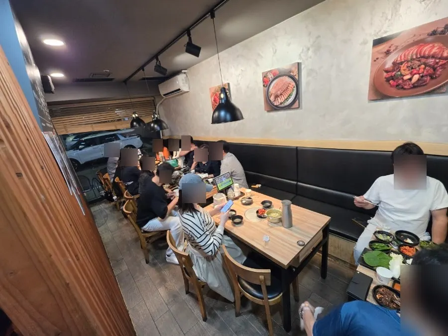 2인·4인 테이블이 놓인 매장 내부