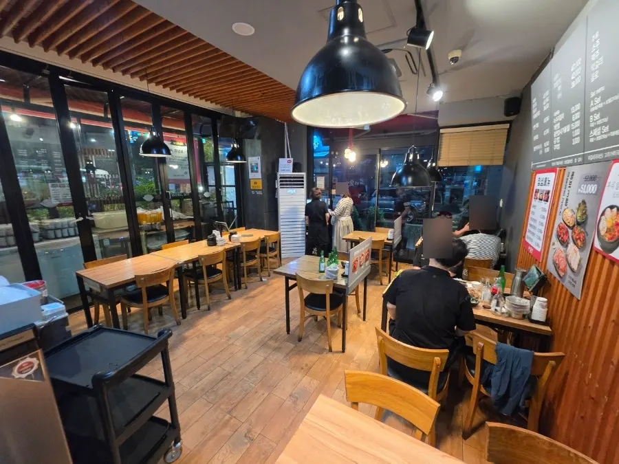 트인 주방이 보이는 매장 내부 조명