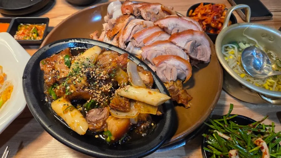 기본 맛과 간장마늘맛이 나란히 담긴 반반앞다리