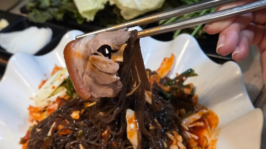 족발 위에 막국수를 올린 한 입