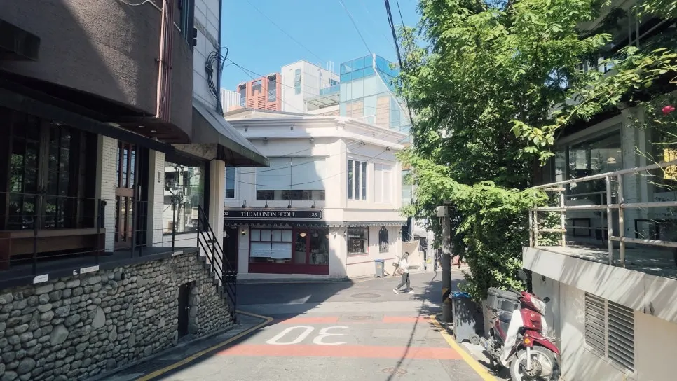 강남역에서 신논현역 방향 언덕 위 아기자기한 골목