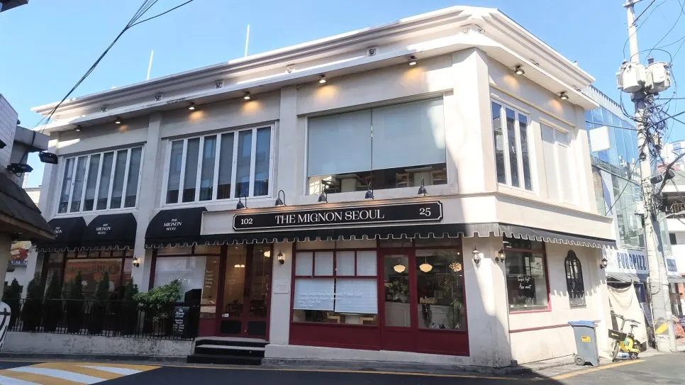 아이보리색 외벽의 더미뇽 서울 3층 단독건물