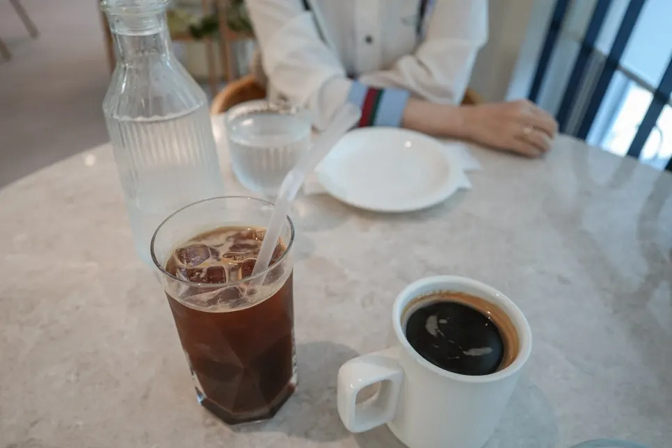 먼저 서빙된 아메리카노와 아이스 아메리카노