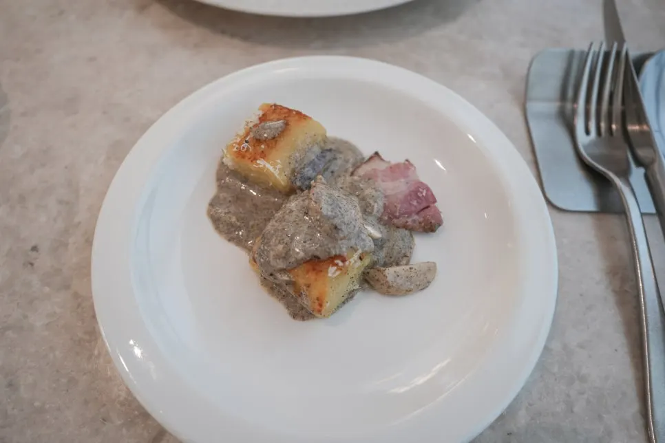 노릇하게 구워진 도톰한 뇨끼와 베이컨, 버섯