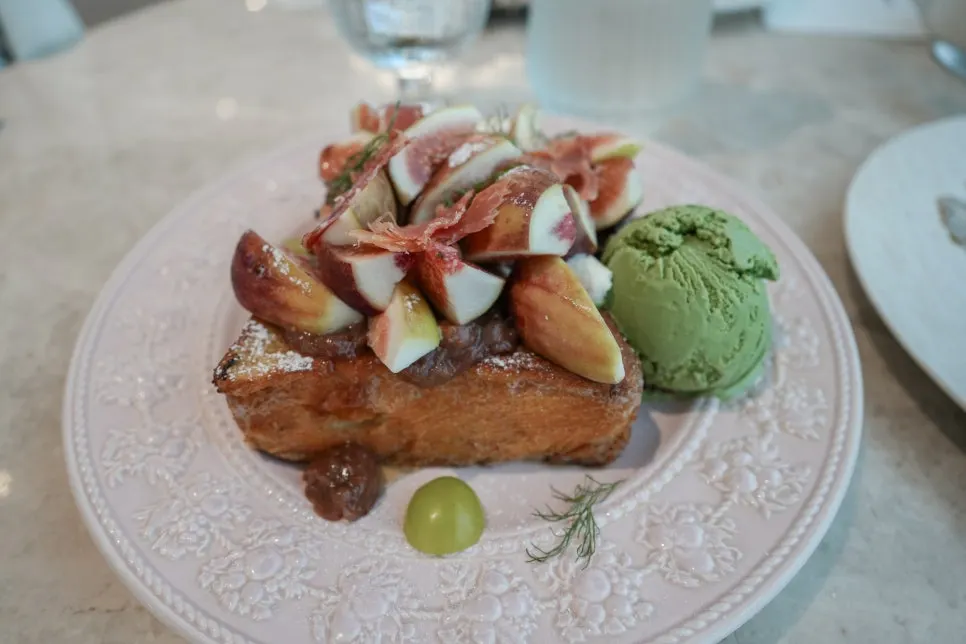 연분홍 접시에 담긴 프렌치토스트 단면