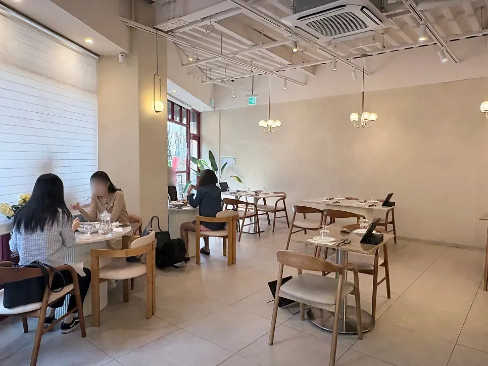 채광 좋은 더미뇽 서울 내부 좌석