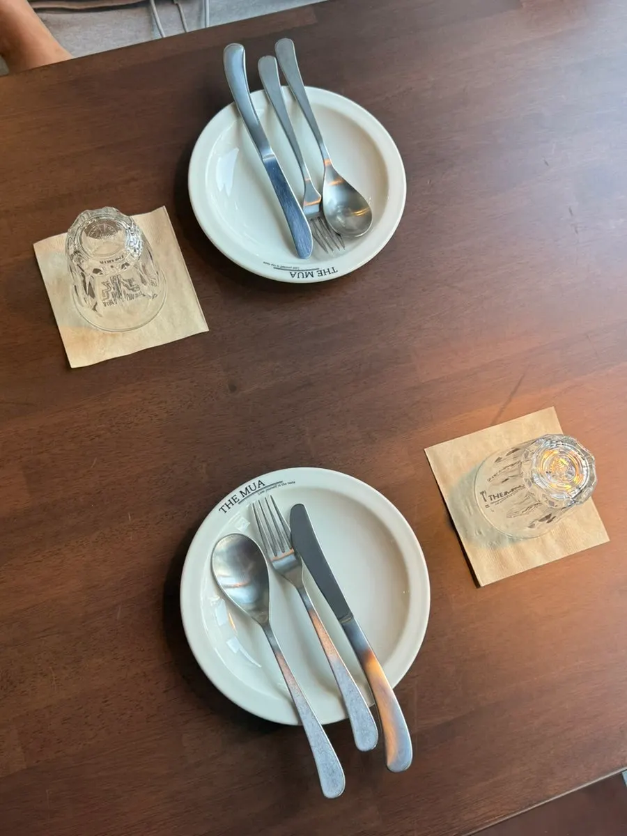 테이블에 세팅된 기본 식기류