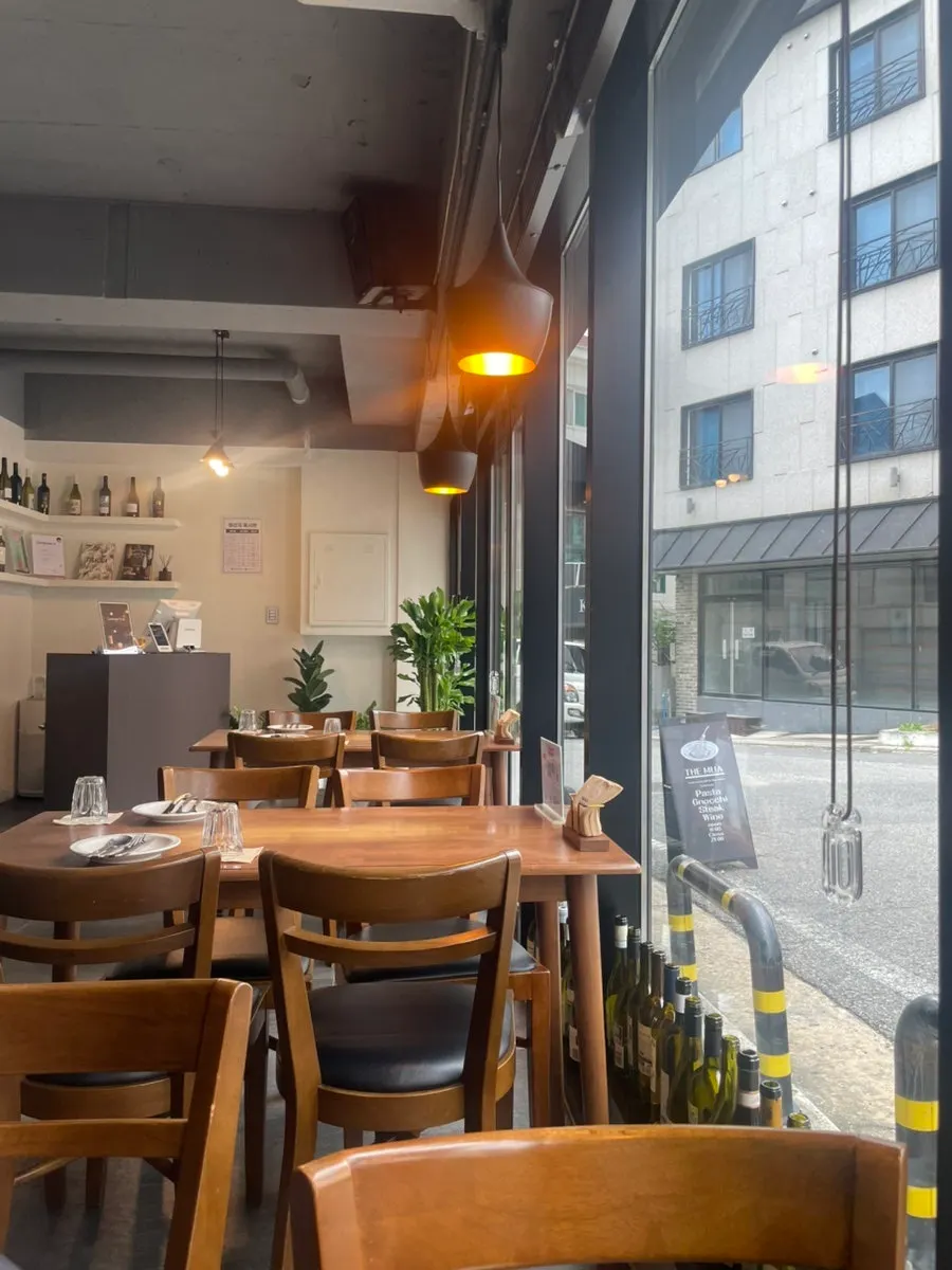 THE MUA indoor table seating