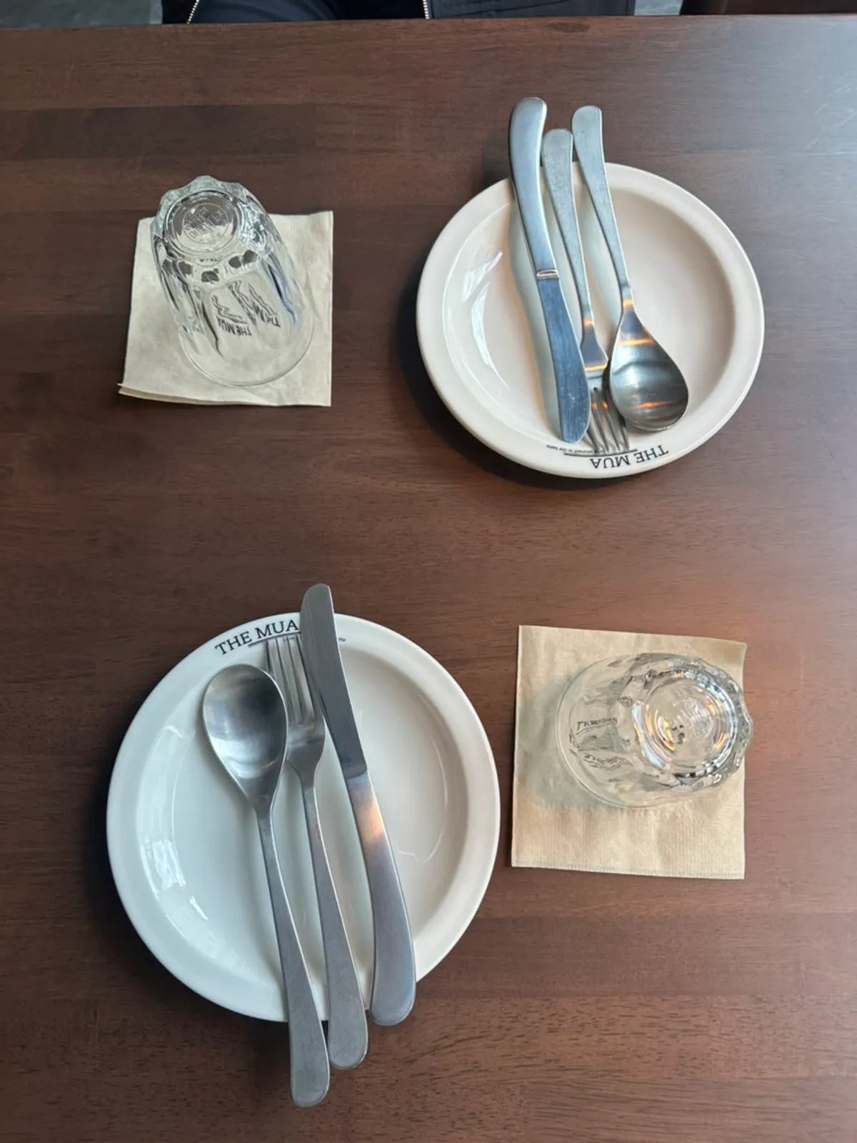 더무아 런치세트 안내와 테이블 세팅