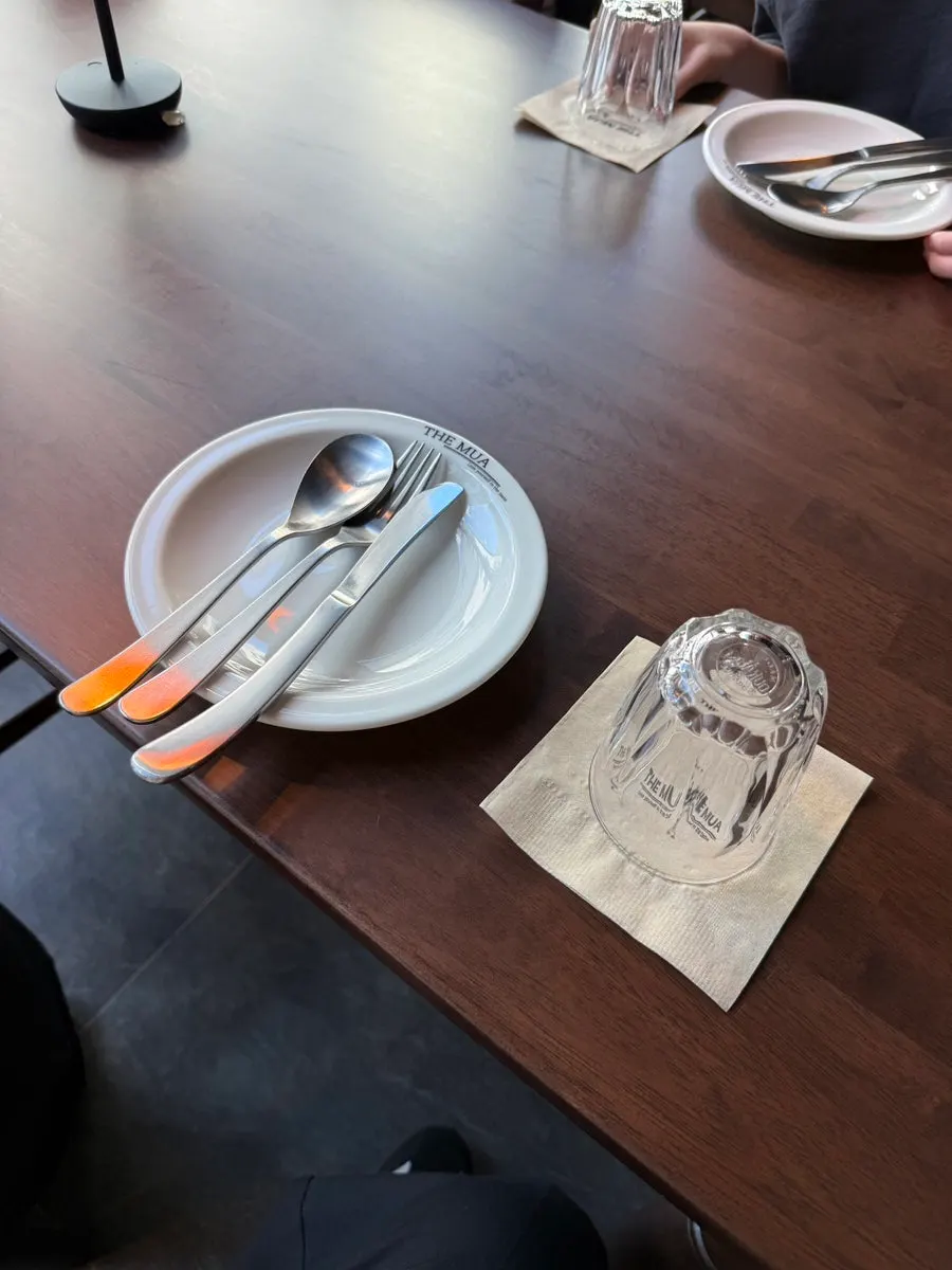 Table setting at THE MUA with basic tableware
