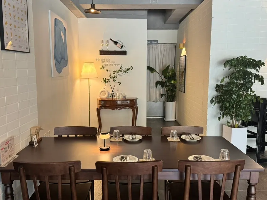 Full view of THE MUA's dining hall with antique props