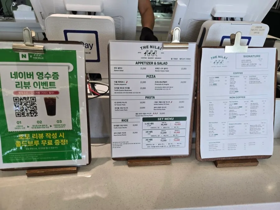 피자와 파스타가 적힌 식사 메뉴