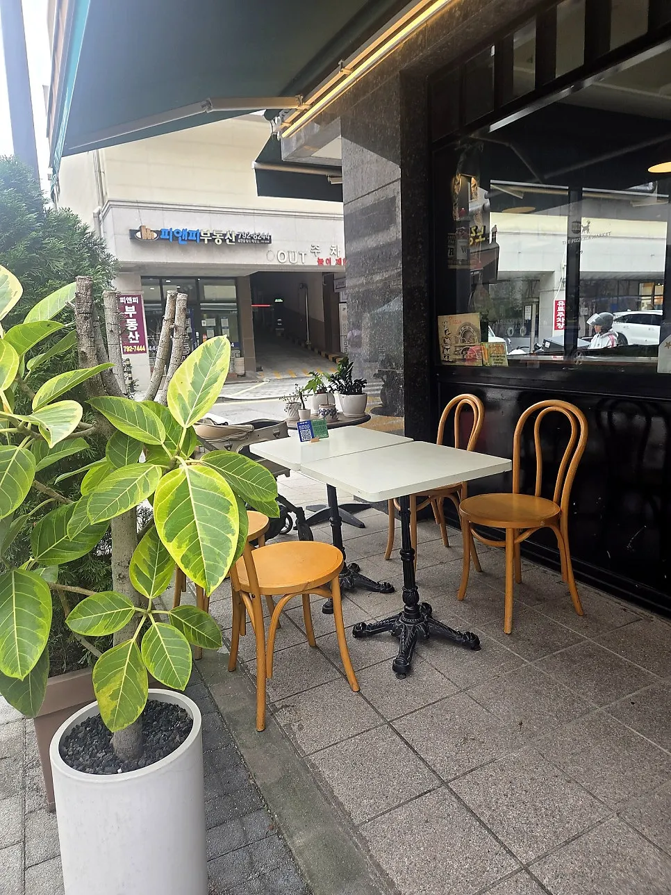 Entrance of The Pizzeria Market with a small Portland diner feel