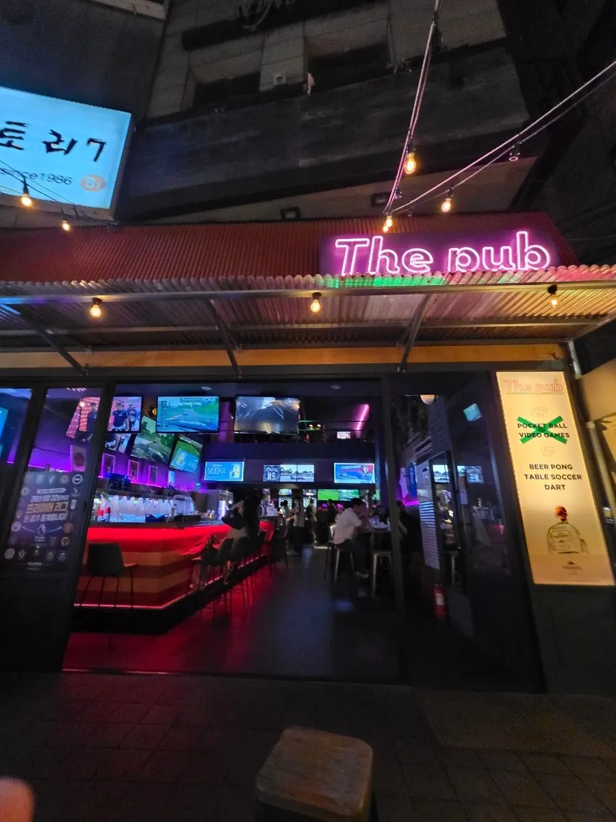더펍 홍대 바 카운터
