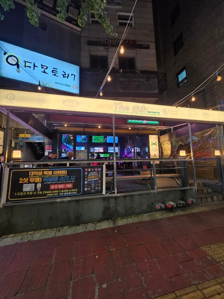 칵테일과 맥주가 놓인 2층 테이블
