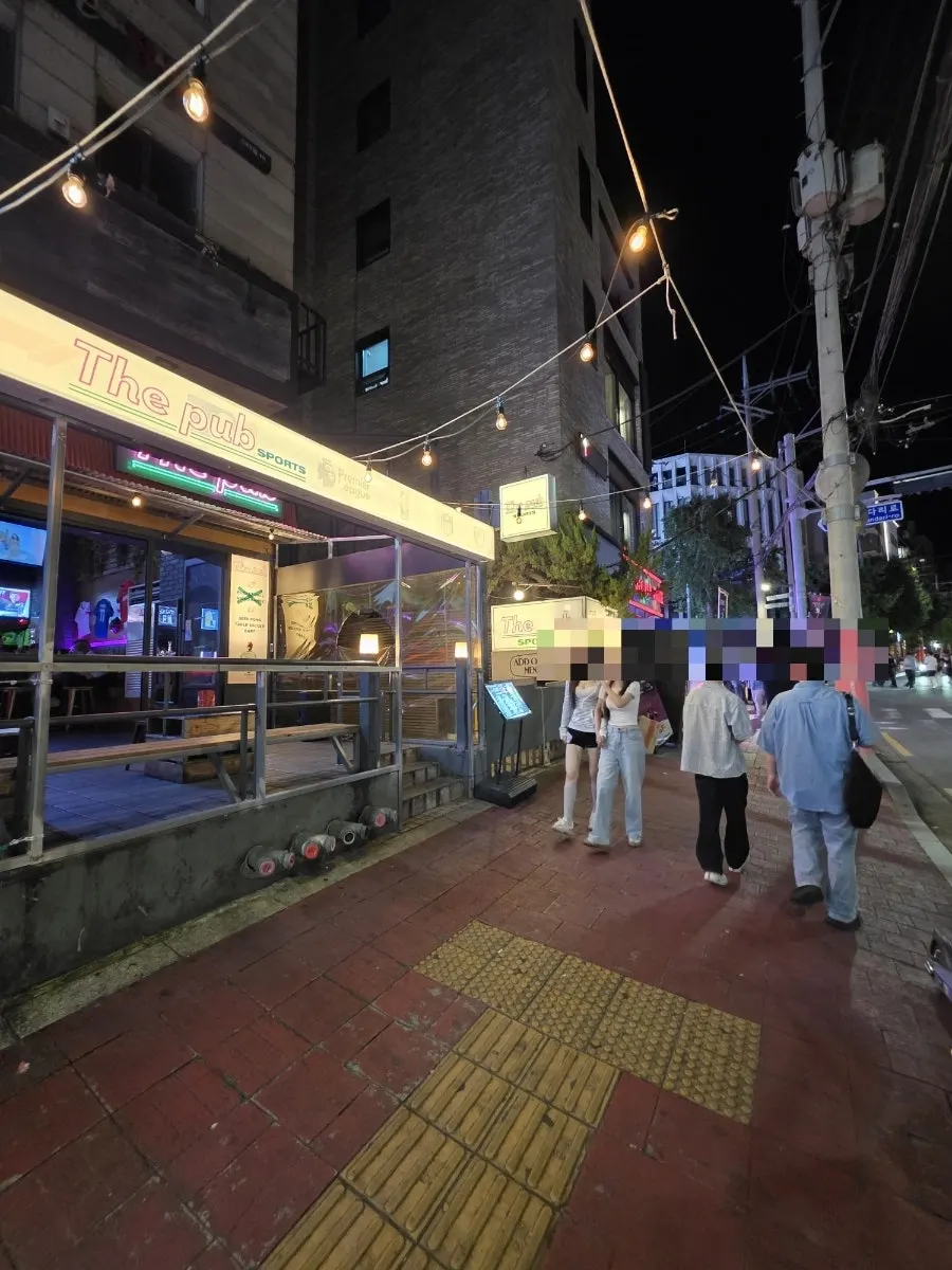 홍대 대형 펍 실내 전경