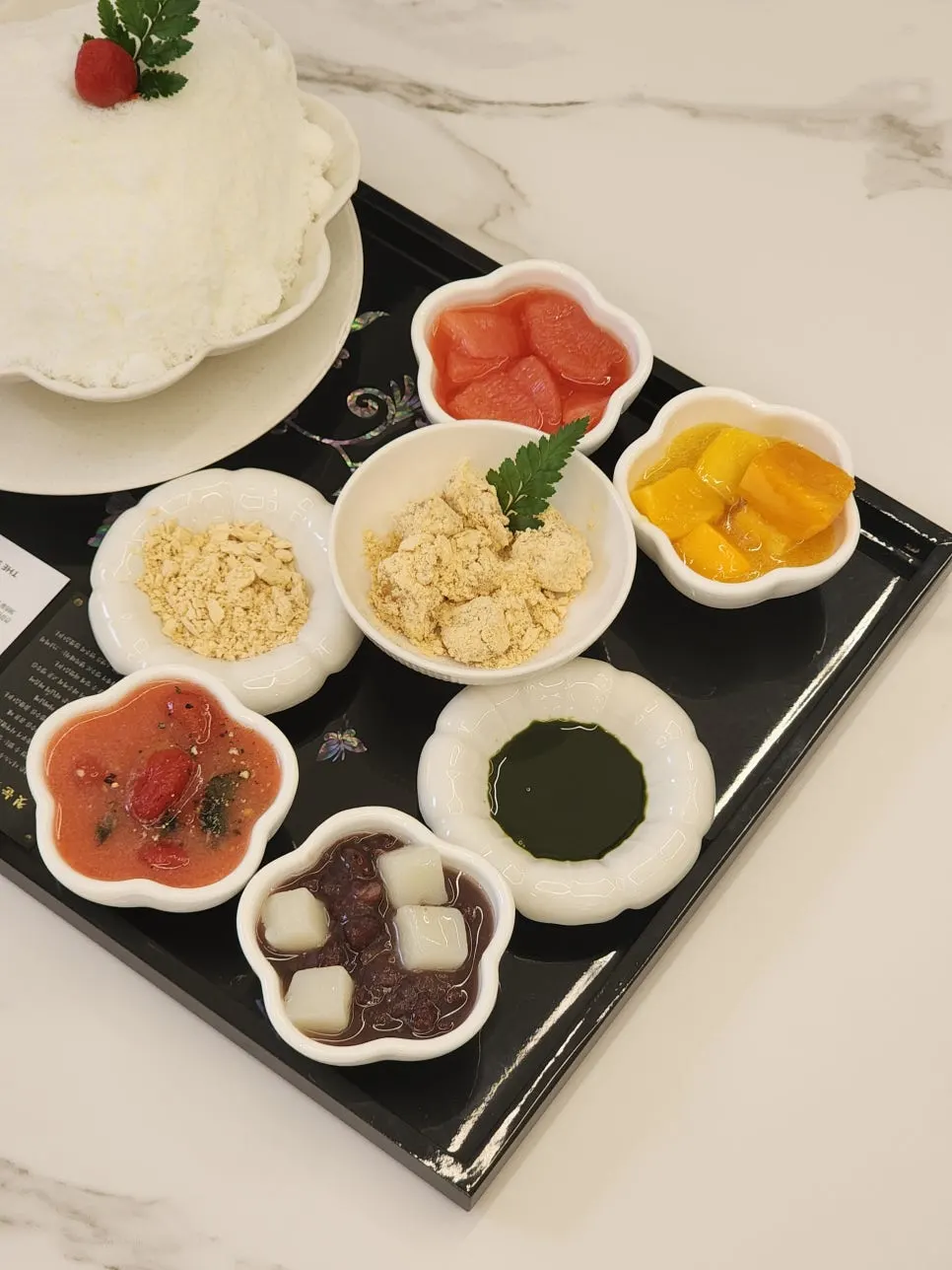 소담한 그릇에 따로 담긴 빙수 한상