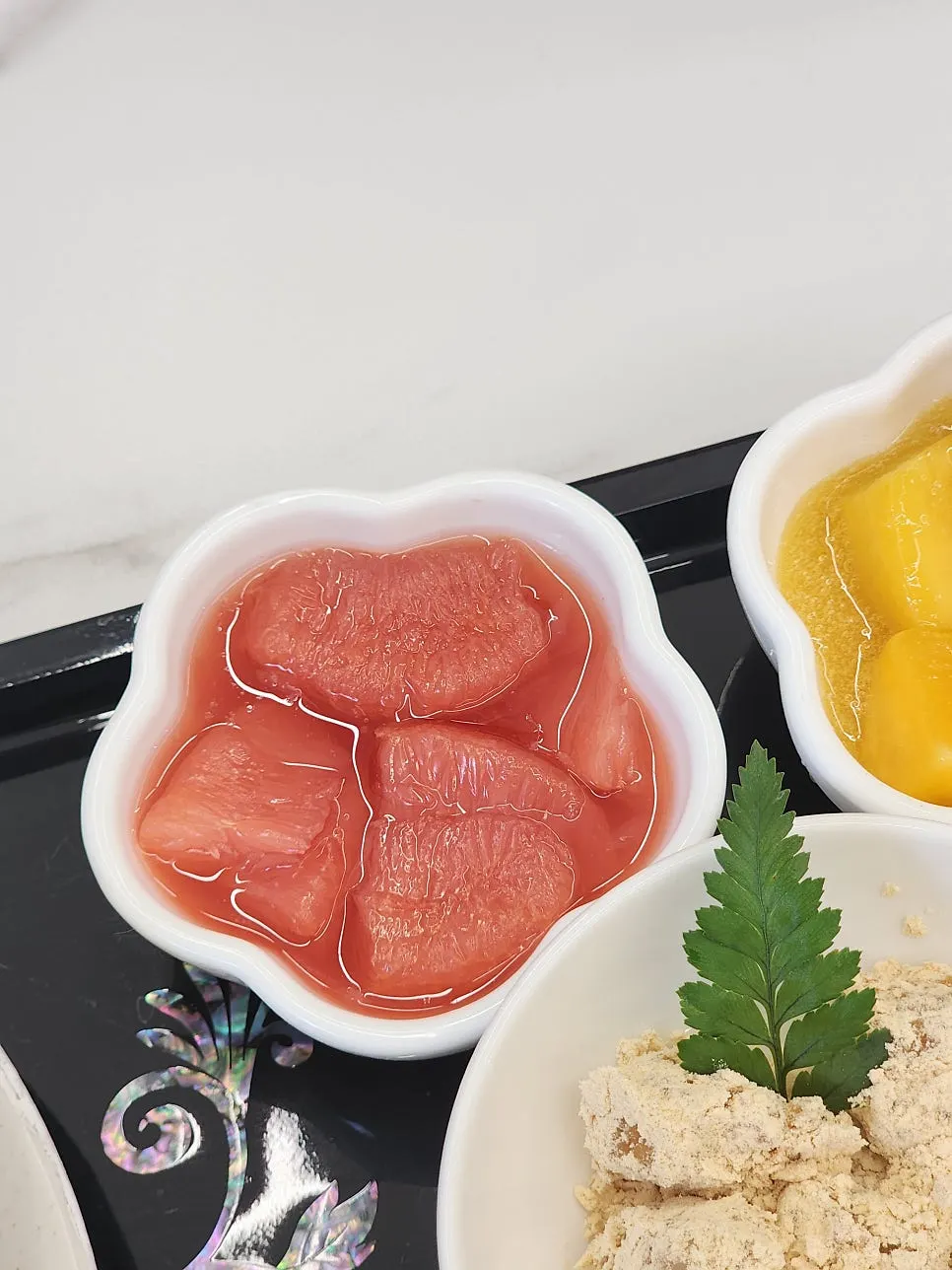 따로 담긴 빙수 토핑 그릇