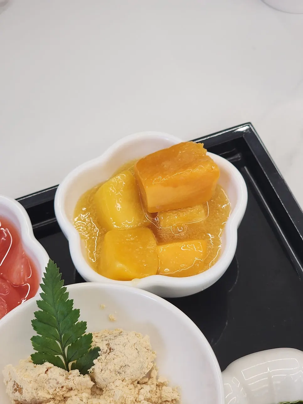 정갈하게 차려진 빙수 토핑 접시
