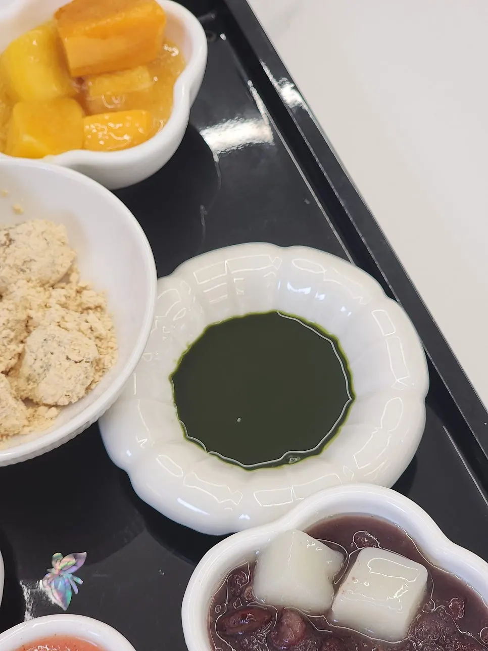 테이블에 놓인 빙수 한상 구성