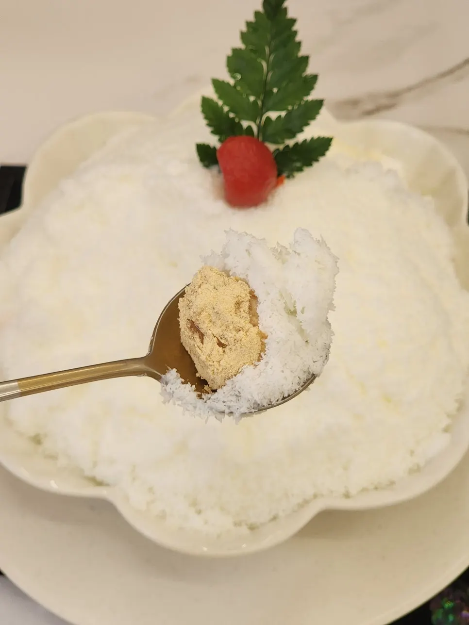 생망고와 자몽 토핑 그릇