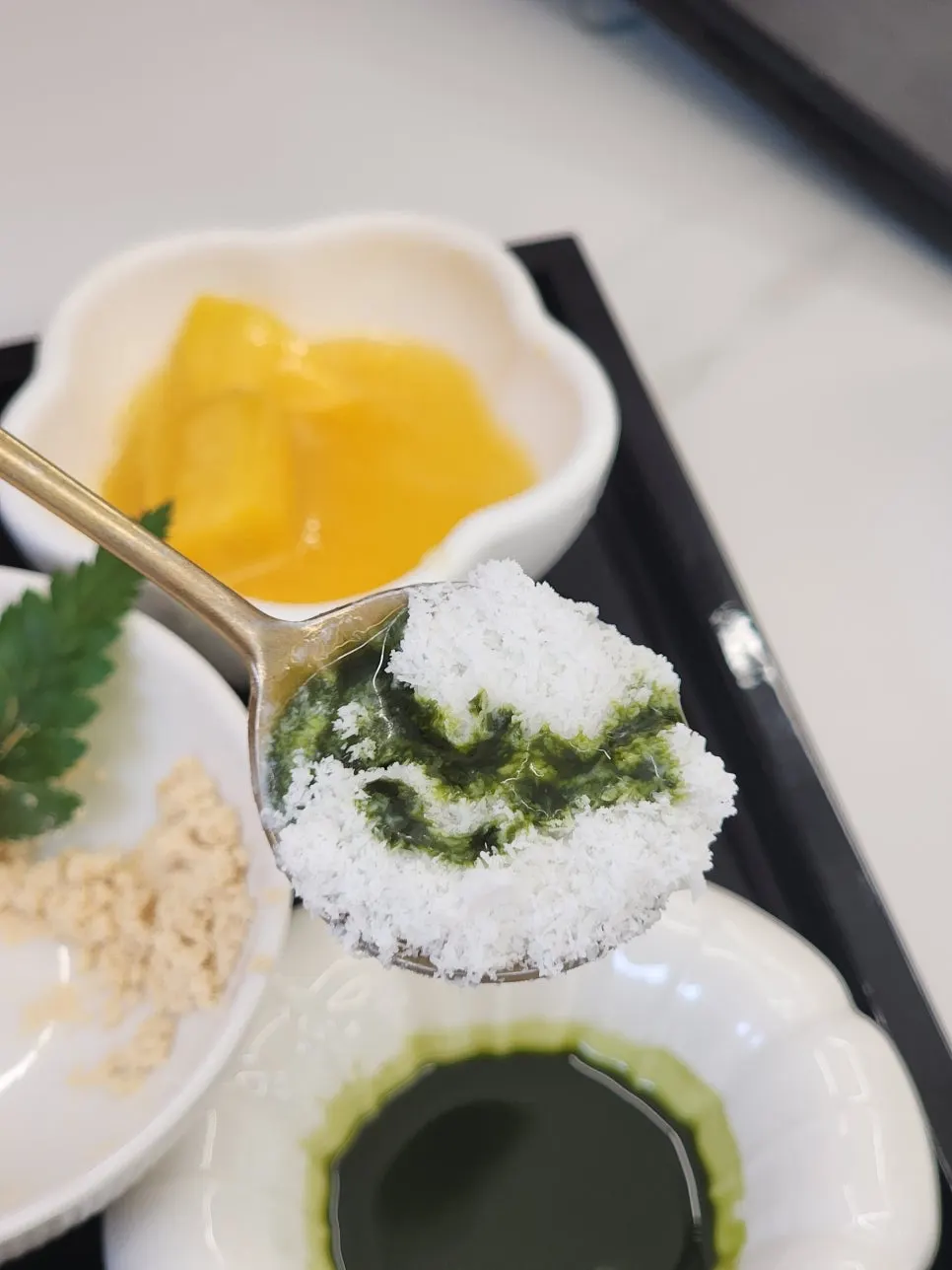 앞접시에 얼음과 토핑을 덜어 먹는 모습