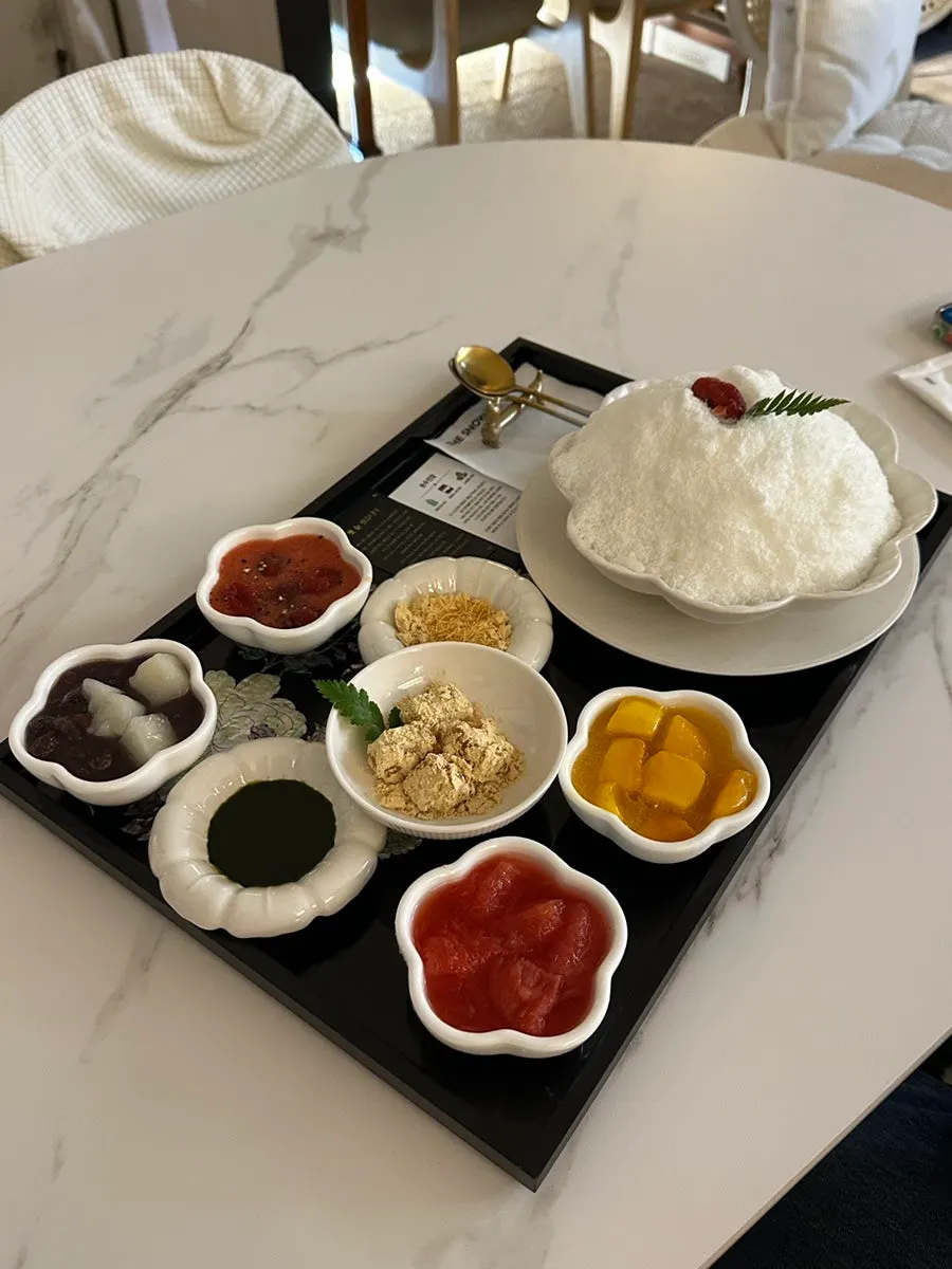 빙수를 기다리는 테이블 풍경