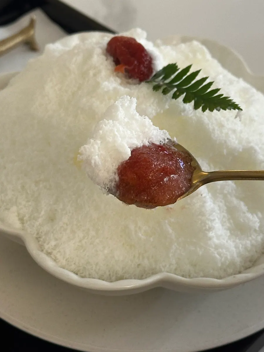 망고 토핑을 얹은 눈꽃 빙수 한 스푼